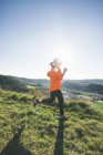Jovem jogger feminino em movimento na luz de fundo — Fotografia de Stock