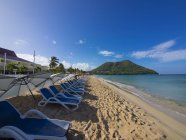 Caraibi, Piccole Antille, Santa Lucia, Rodney Bay, lettini vuoti in spiaggia — Foto stock