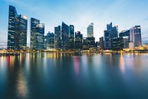 Singapore vista sul paesaggio urbano illuminato la sera — Foto stock