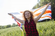 Ritratto di donna sorridente con Union Jack in natura — Foto stock