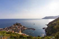 Italie, Ligurie, Cinque Terre, Vue village de pêcheurs Vernazza — Photo de stock