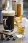 Una taza de café fresco y un vaso de whisky para marcar el café irlandés - foto de stock