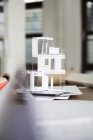 Стільниця з архітектурною моделлю в приміщенні — стокове фото
