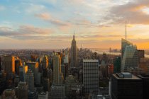 Vista panorâmica de Manhattan ao pôr do sol vista de cima, Nova Iorque, EUA — Fotografia de Stock