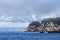 Вид на засніжені гори в денний час, Воскресіння Bay, Сьюард, Аляска, США — стокове фото