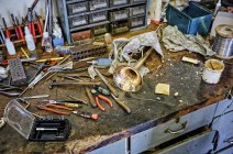 Підвищені подання старі workbench з інструментами та труба — стокове фото