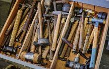 Vari martelli alla scatola in un laboratorio — Foto stock