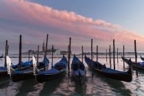 Italia, Venezia, Gondole e chiesa di San Giorgio Maggiore al tramonto — Foto stock