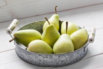 Vassoio in metallo di pere fresche su tavolo di legno bianco — Foto stock