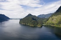 Canada, Columbia Britannica, Lago nelle Montagne Rocciose durante il giorno — Foto stock