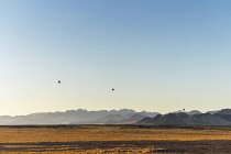 África, Namíbia, Sossusvlei, Sunrise, Três balões de ar durante o dia — Fotografia de Stock