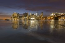 Estados Unidos, Nueva York, Vista desde Brooklyn a Manhattan, Puente Manhatten por la noche - foto de stock