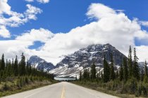Канада, Альберти, Banff Національний парк, Національний парк Джаспер, Icefields Parkway, Crowfoot гори та лук озеро — стокове фото