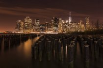 Vista da Brooklyn a Manhattan di notte, New York, Stati Uniti d'America — Foto stock