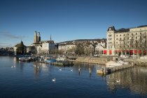 Судна причалюють на Wi-Fi та Limmatquai у Цюріху, Швейцарія — стокове фото