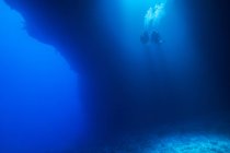 Палау, Тихий океан, два водолаза в подводной пещере — стоковое фото