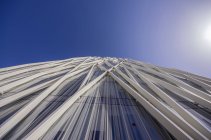Spanien, Barcelona, Detail des Telefonica-Gebäudes vor blauem Himmel — Stockfoto