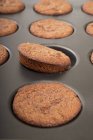 Baked Whoopie pies coolig down in baking tray, close-up — Stock Photo