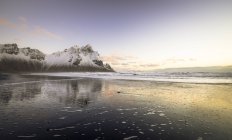Veduta della spiaggia di sabbia nera di Stokksnes in Islanda — Foto stock