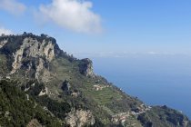 Italia, Campania, Vista desde Sentiero degli Dei, Costa de Amalfi durante el día - foto de stock