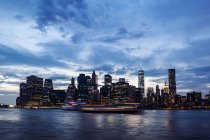 США, Нью-Йорк, вид з Брукліна Манхеттен та Іст-Рівер в вечірні сутінки — стокове фото