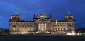 Allemagne, Berlin, Dôme du Reichstag la nuit — Photo de stock