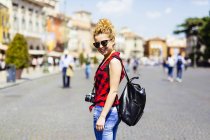 Italien, verona, lächelnde frau in der stadt — Stockfoto
