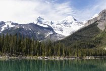 Canadá, Alberta, Parque Nacional Jasper, Montanha Maligne, Lago Maligne — Fotografia de Stock