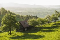 Austria, Stiria, Stiria occidentale, Deutschlandsberg, casale sul paesaggio — Foto stock