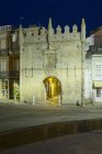 Spagna, Galizia, Viveiro, veduta notturna di Porta Carlos V — Foto stock