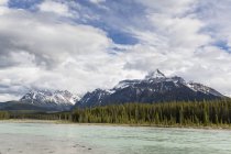 Canadá, Alberta, Jasper National Park, Maligne Mountain, Maligne Lake, Medicine Lake - foto de stock