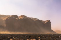 США, Юта, Долина Монументов во время песчаной бури — стоковое фото