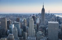 Панорамний вид на міський пейзаж з Емпайр Стейт Білдінг в вечір, Манхеттен Нью-Йорк, США — стокове фото