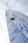 Bélgica, Lieja, vista a la fachada de la moderna torre de oficinas con ascensor de fachada - foto de stock
