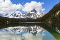 Canada, British Columbia, Yoho Nationalpark, Lake O'Hara e montagne sull'acqua del lago durante il giorno — Foto stock