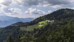 Vista desde la frontera austriaca a Eslovenia durante el día - foto de stock