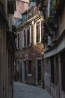 Italia, Veneto, Venezia, vicolo stretto circondato da case — Foto stock