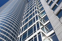 Німеччина, Франкфурт, Taunusturm, офісної будівлі проти синього неба — стокове фото