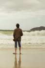 Australia, Nuovo Galles del Sud, Tea Gardens, uomo in piedi sulla spiaggia — Foto stock