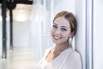 Mulher sorrindo para a câmera — Fotografia de Stock