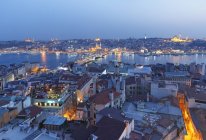 Турция, Стамбул, Вечером вид с Галата-башни на Галатский мост и Золотой рог — стоковое фото