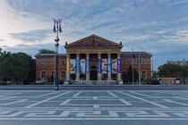 Hungria, Budapeste, Hall of Art na Praça dos Heróis — Fotografia de Stock