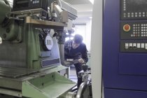 Giovane meccanico che lavora in bottega artigianale — Foto stock