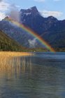 Austria, Stiria, Eisenerz, Hochschwab, montagna di Pfaffenstein, lago Leopoldsteiner circondato da montagne e vista arcobaleno — Foto stock