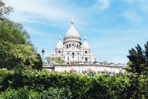 France, Paris, view to Sacre-Coeur at Montmartre and trees on foreground — Stock Photo