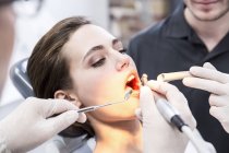 Mulher no dentista a receber tratamento — Fotografia de Stock