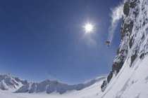Áustria, Tirol, Jovem fazendo esqui freeride — Fotografia de Stock