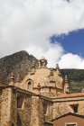 América del Sur, Perú, Puno, Iglesia Santiago de Pupuja bajo las nubes - foto de stock