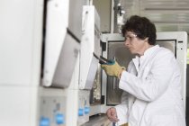 Female chemist in laboratory side view — Stock Photo