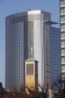 Alemania, Hesse, iglesia de Frankfurt frente a vista de rascacielos - foto de stock